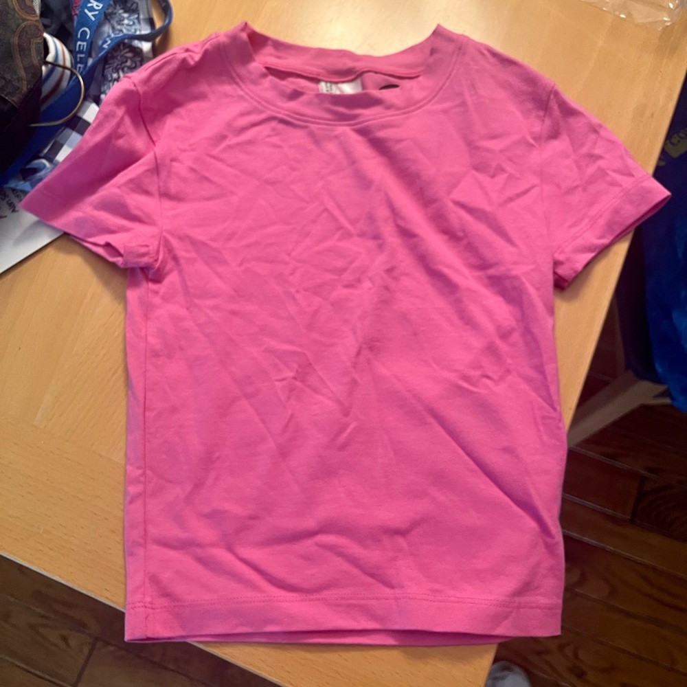 pink tshirt